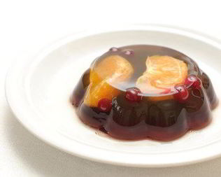 Апельсиновое желе с вишней и белым вином