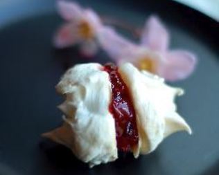 Безе с вишневым вареньем