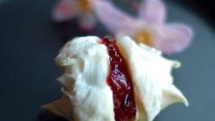 Безе с вишневым вареньем