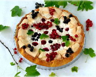 Галета с безе и ягодами