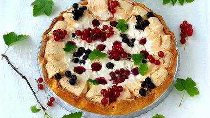 Галета с безе и ягодами