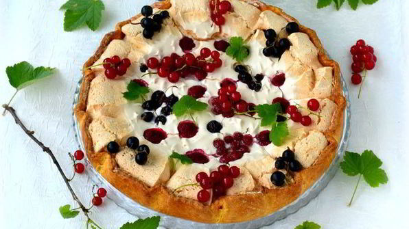 галета с безе и ягодами