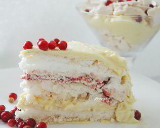 Торт-безе с брусничным курдом