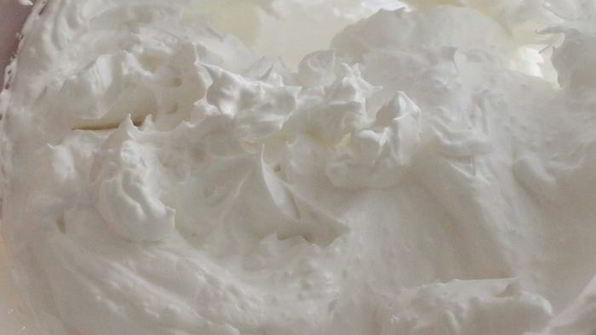 торт-безе с брусничным курдом