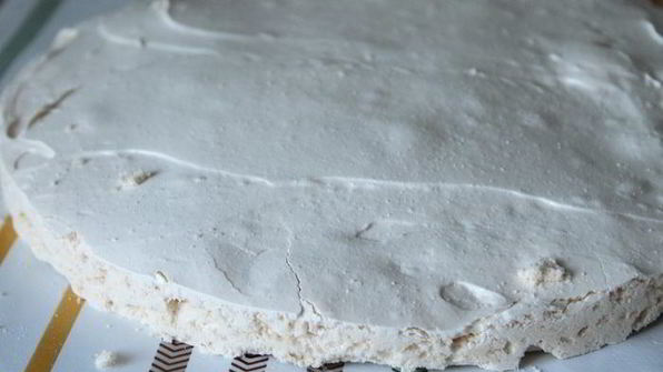 торт-безе с брусничным курдом