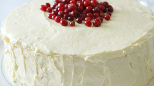 торт-безе с брусничным курдом