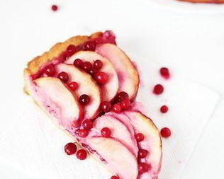 Брусничный десерт с корицей