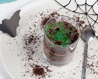 Десерт Земля с червяками