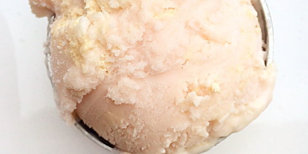 Рецепт грейпфрутового замороженного йогурта с меренговой крошкой