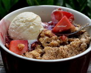 Хрустящий и ягодный десерт с орешками