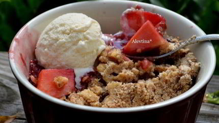 Хрустящий и ягодный десерт с орешками