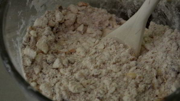 хрустящий и ягодный десерт с орешками