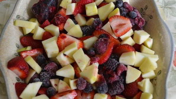 хрустящий и ягодный десерт с орешками