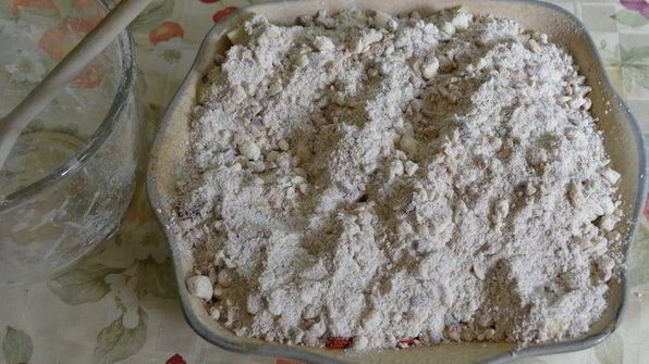 хрустящий и ягодный десерт с орешками