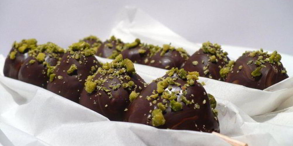 Рецепт клубники в шоколаде с фисташками