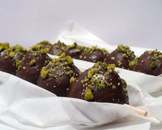 Клубника в шоколаде с фисташками