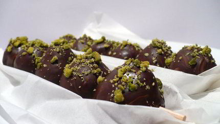 Клубника в шоколаде с фисташками