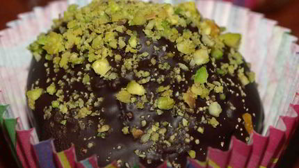 Конфеты из миндальной муки с фисташками и клюквой