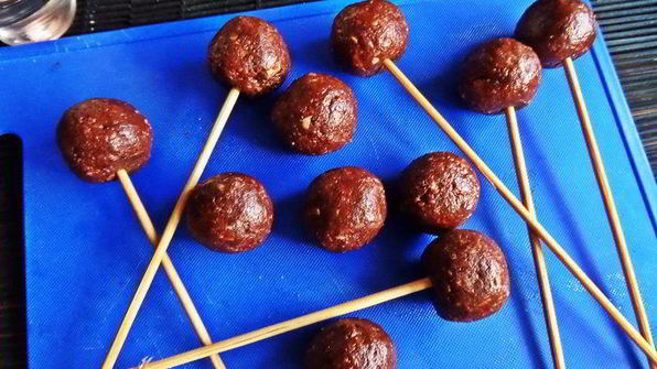 конфеты с шоколадом и ликером