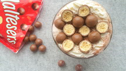 Молочный горячий шоколад c конфетами Maltesers