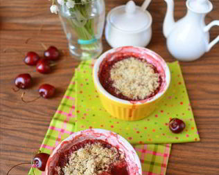 Крамбл с черешней