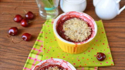 Крамбл с черешней