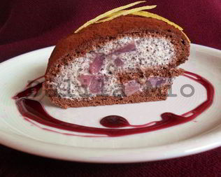 Бисквитный рулет с винными грушами и маковым кремом