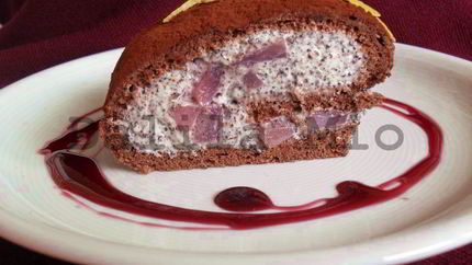 Бисквитный рулет с винными грушами и маковым кремом