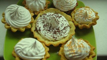 Корзиночки с бананами и белковым кремом