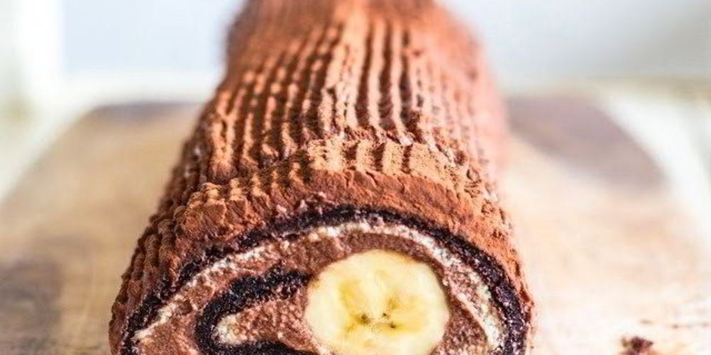 Рецепт шоколадна-бананового рулет с кремом и взбитыми сливками