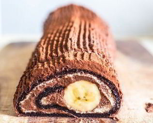 Шоколадно-банановый рулет с кремом и взбитыми сливками