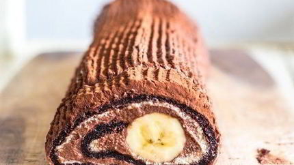 Шоколадно-банановый рулет с кремом и взбитыми сливками