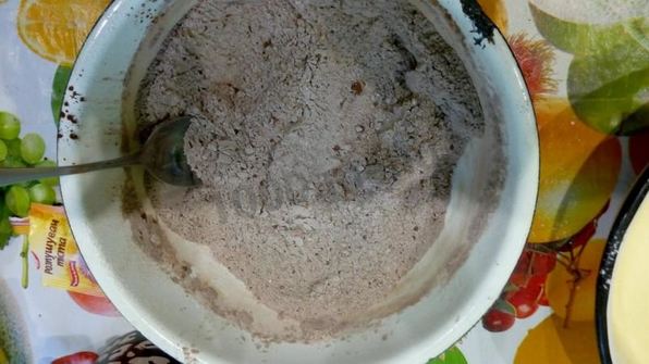 шоколадный бисквит в мультиварке со сметанным кремом