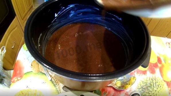 шоколадный бисквит в мультиварке со сметанным кремом