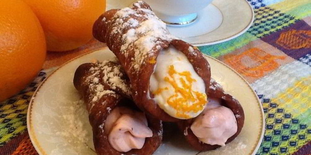 Рецепт сицилийских каннолей с рикоттой и сливочно-клубничным кремом