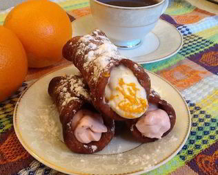 Сицилийские канноли с рикоттой и сливочно-клубничным кремом