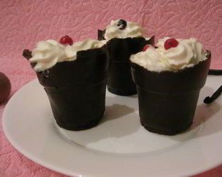 Ванильный крем в шоколадных стаканчиках