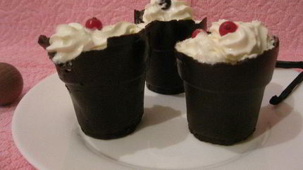 Ванильный крем в шоколадных стаканчиках