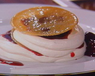 Вишневый мильфей с творжно-сливочным кремом и карамельным крокантом