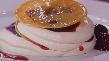 Вишневый мильфей с творжно-сливочным кремом и карамельным крокантом