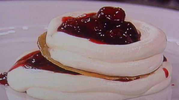 вишневый мильфей с творжно-сливочным кремом и карамельным крокантом