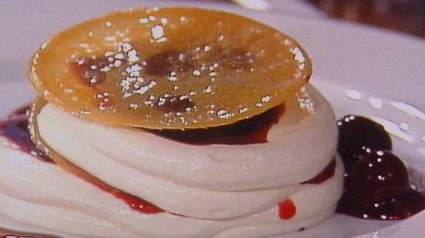 вишневый мильфей с творжно-сливочным кремом и карамельным крокантом