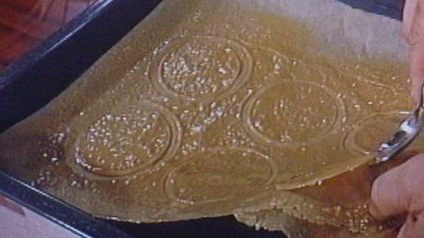 вишневый мильфей с творжно-сливочным кремом и карамельным крокантом