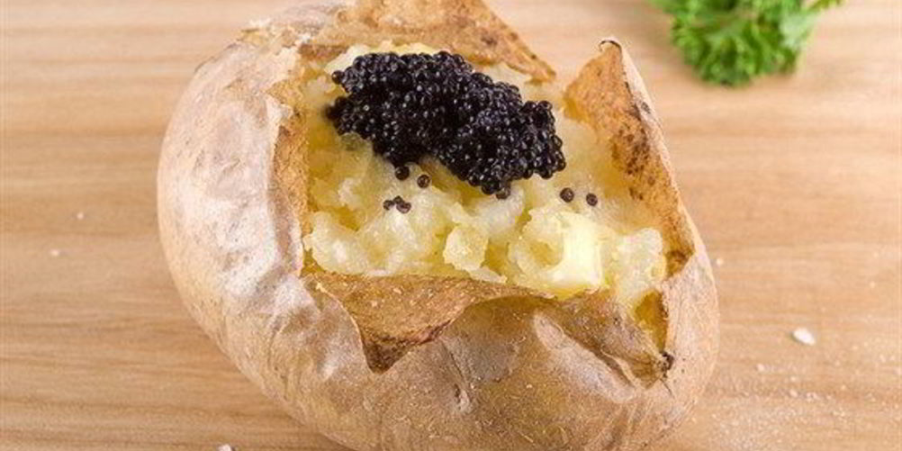 Рецепт закуски из жареного картофеля, крема и черной икры