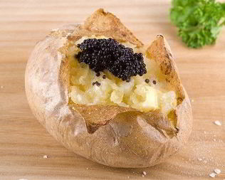 Закуска из жареного картофеля, крема и черной икры