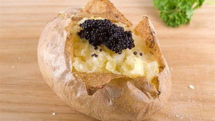 Закуска из жареного картофеля, крема и черной икры