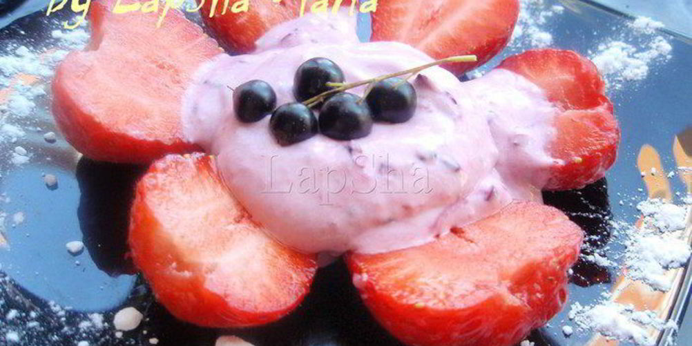 Рецепт легкого десерта ягоды в сливочном соусе