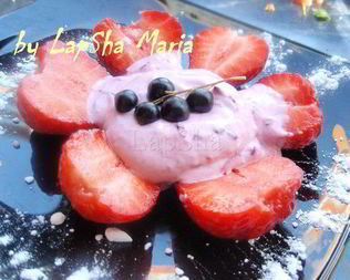 Легкий десерт Ягоды в сливочном соусе