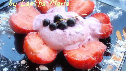 Легкий десерт Ягоды в сливочном соусе