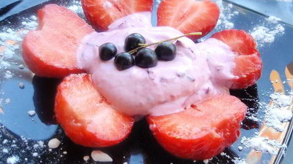 легкий десерт ягоды в сливочном соусе